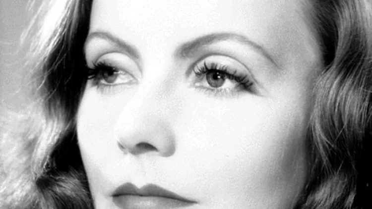Greta Garbo: Το μυστικό για το απόλυτο θεατρικό βλέμμα δεν ήταν οι σκούρες αποχρώσεις σκιών που συνήθιζε να βάζει αλλά η βαζελίνη από κάτω. Πολλές φορές πρόσθετε στη σκιά της και ένα μείγμα από κάρβουνο και μπογιά για ακόμη πιο έντονο αποτέλεσμα!